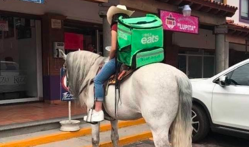 REPARTIDOR de UBER Eats causa sensación en redes por ENTREGAR pedidos a caballoy