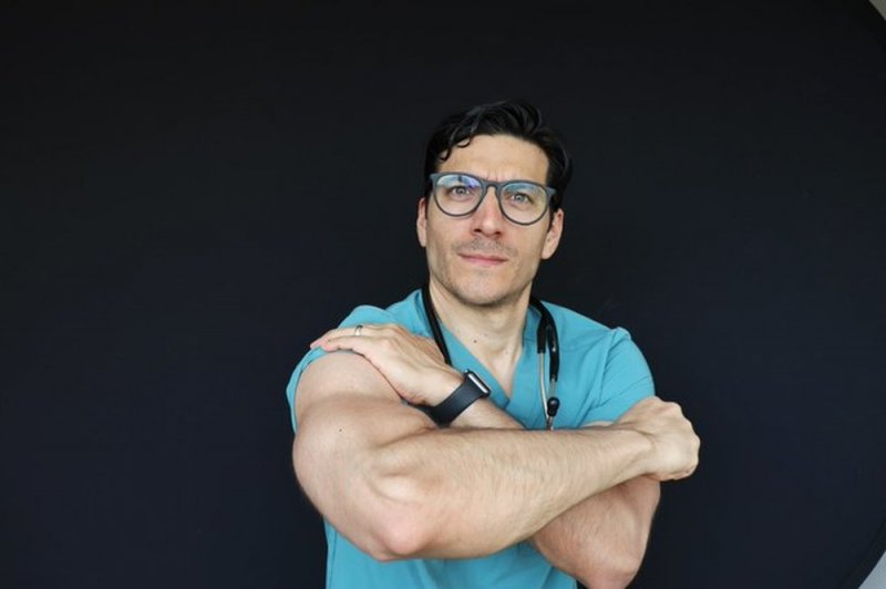 Confunden a DOCTOR mexicano que combate al Covid-19 con SUPERMÁN