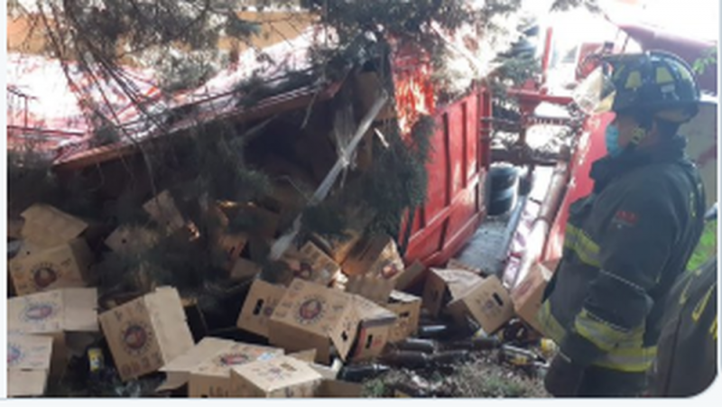 Camión repleto de CERVEZA vuelca en la México-Cuernavaca