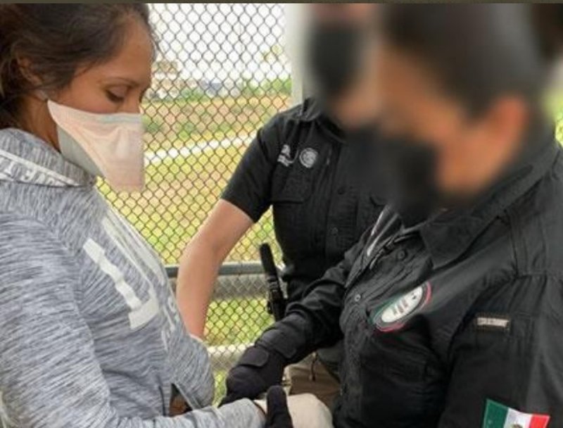 EU detiene a MUJER que en 2016 se ROBÓ 1.6 mdp de una caja FUERTE en México