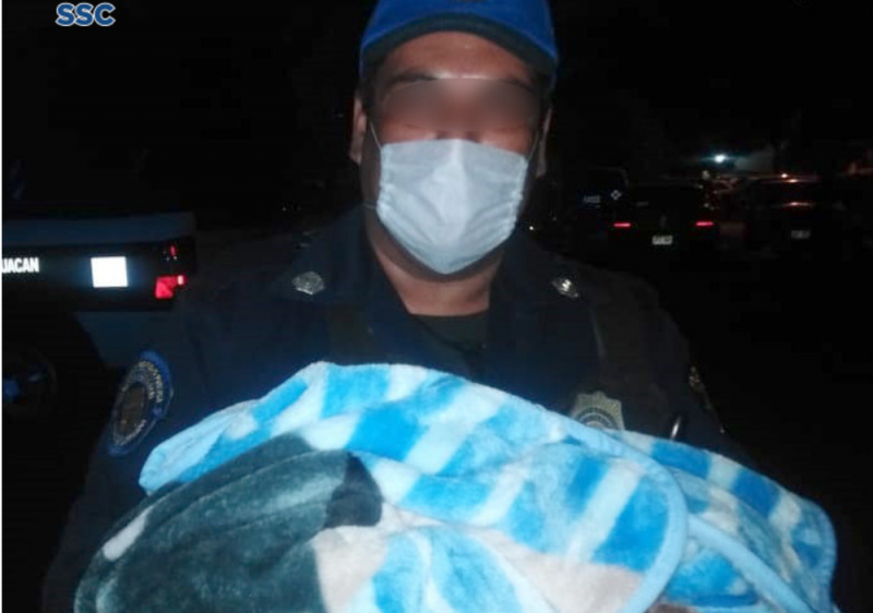 Policías de la CDMX rescatan a una BEBÉ abandonada en Coyoacán