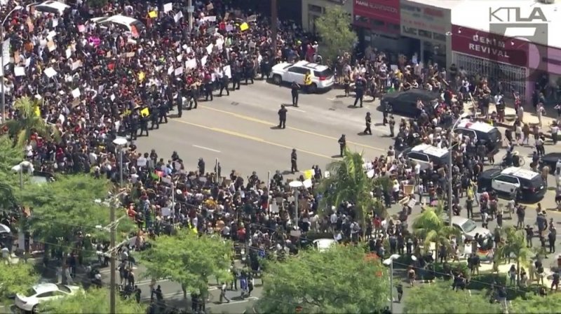 Tras MANIFESTACIONES por caso Floyd, ordenan TOQUE DE QUEDA en L.A.