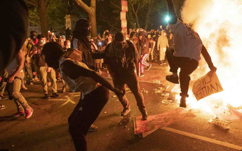 Durante MANIFESTACIONES en EU, polícia ÚLTIMA a otro hombre afroamericano