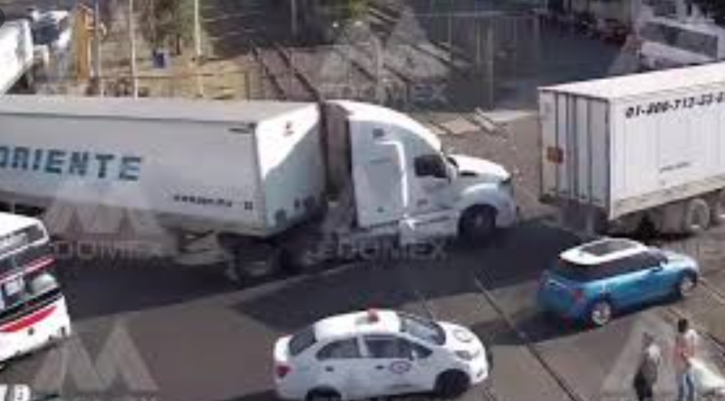 ¡Video Fuerte! Trailer intenta ganarle el paso a tren en el EDOMEX y no lo logra