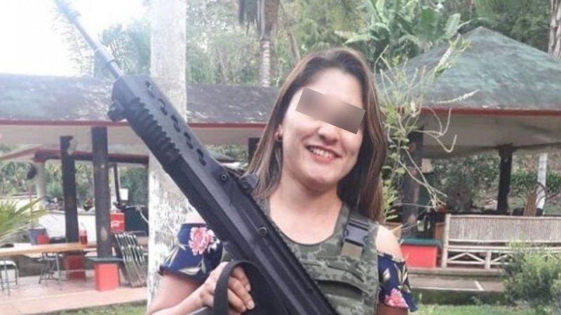 Denuncian en redes a FUNCIONARIA de Veracruz posando con armas exclusivas del ejército