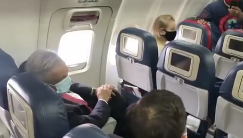 Con todo y cubrebocas, AMLO aborda el avión que lo llevará a EUA para su gira de TRABAJO