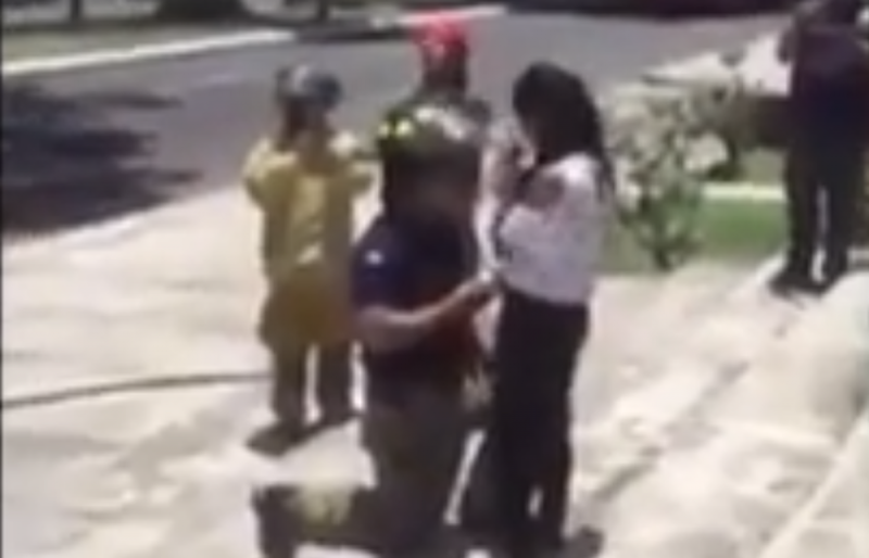 VIDEO: Bombero le pide MATRIMONIO a su novia en camión motobomba