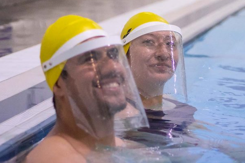 Uso de careta en ALBERCA causa BURLAS a escuela de natación 