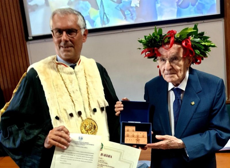 Abuelito de 96 años se GRADÚA con honores en filosofía e historia