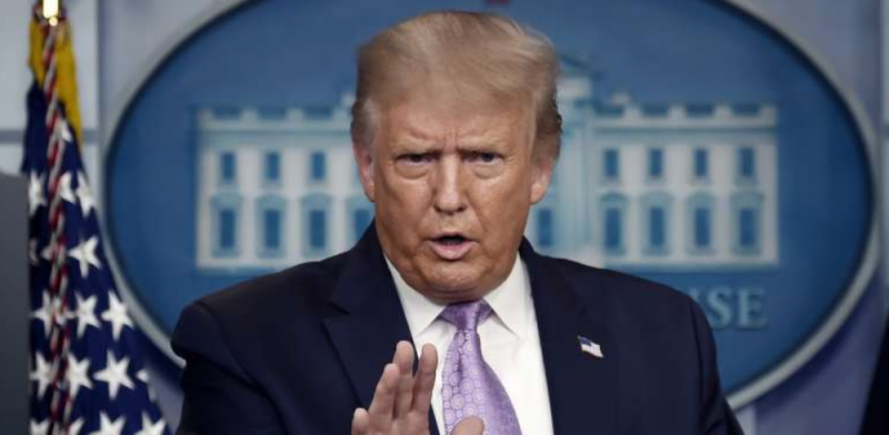 Policías de EU DETIENEN a 3 adolescentes dentro de la CASA de Donald Trump; traían un AK-47