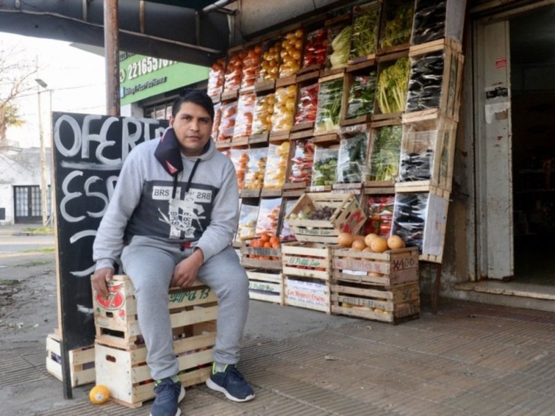 Mujer OLVIDA en verdulería bolso con más de 150 mil pesos y empleado se la REGRESA