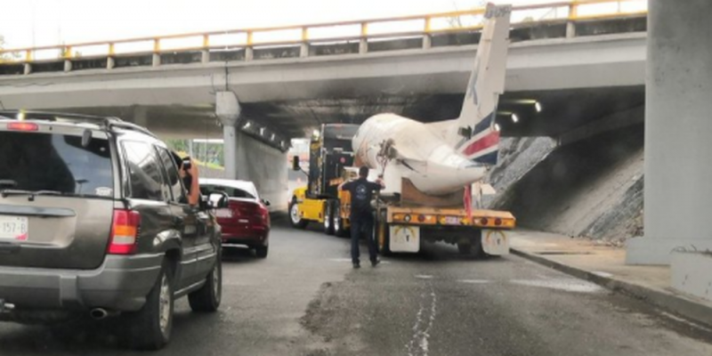 Avión se queda atorado en Tlalpan y PROVOCA terrible tráfico (foto)
