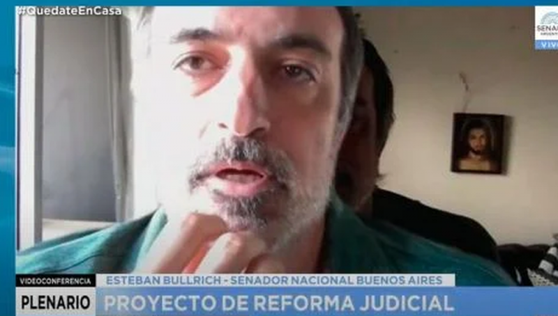 Senador pone fondo de pantalla con su foto para AUSENTARSE de sesión