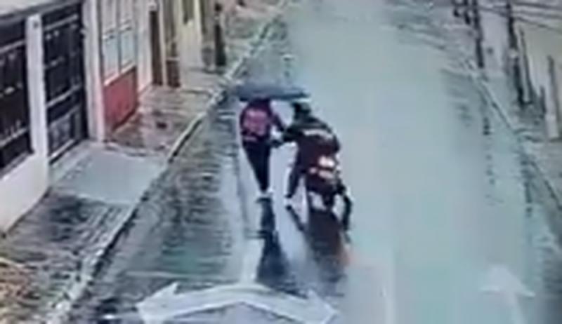 Motociclista agrede sexualmente a joven peleó ella se DEFIENDE (VIDEO)