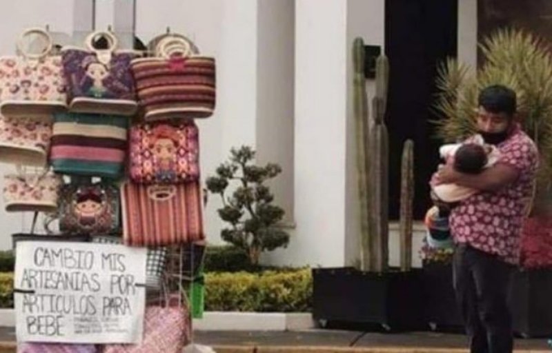 Tremenda SORPRESA se llevó PAPÁ que cambiaba artesanías por productos para su bebé