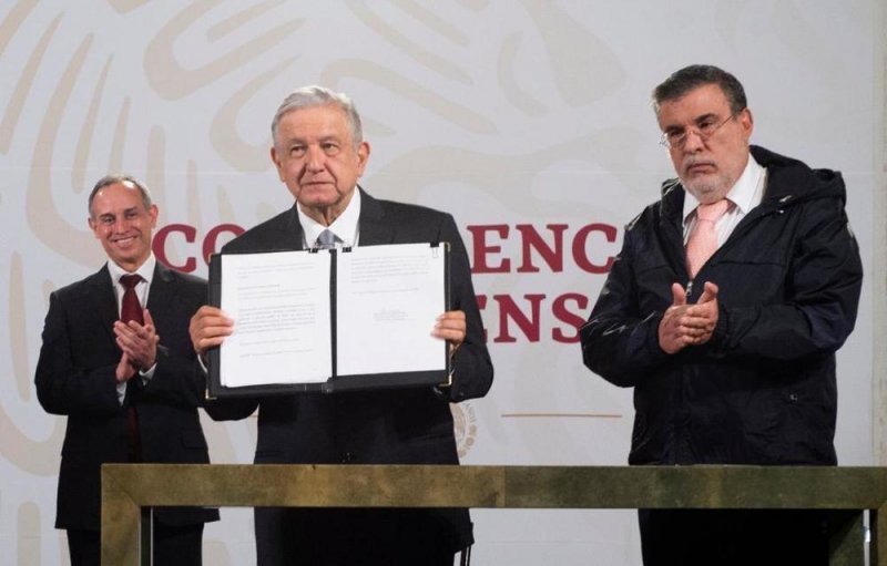 AMLO firma petición para someter a juicio a expresidentes: “saquearon al país”