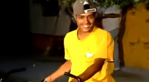 “Pedrito ni mergas” reaparece después de 13 largos años “¿Dónde está mi bici? Para irme”y
