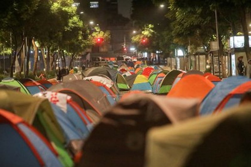 Abandonan tiendas de campaña integrantes de FRENAAA y redes los tunden 