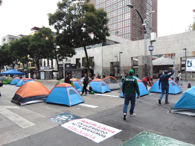 Manifestantes de FRENAAA llenan sus casas de CAMPAÑA con personas en situación de calle