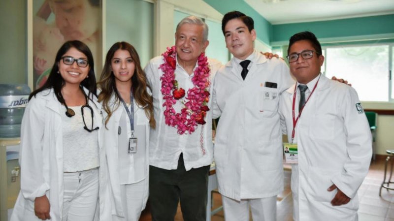 4T anuncia 18 mil becas para médicos; podrán estudiar una especialidad en el extranjero