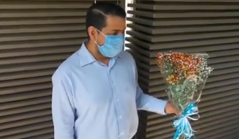 Mexicano dolido por muerte de Maradona, va a embajada de Argentina a homenajearlo (VIDEO)