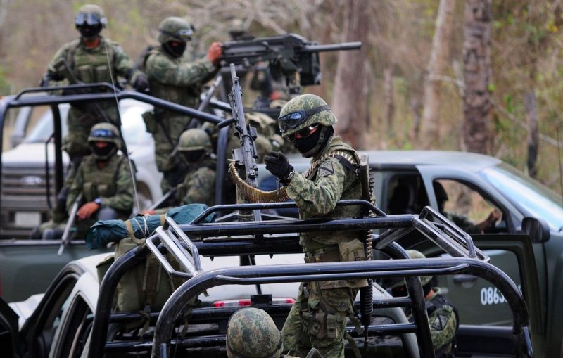 Libran elementos de la Marina a Sicarios que los superaban en número y armamento (VIDEO)