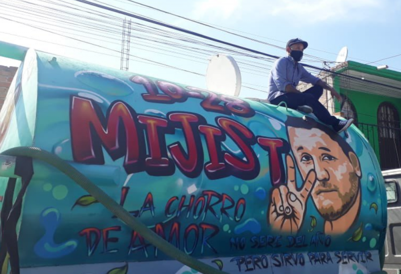 “Mijis” lleva agua a colonias necesitadas montado en “la chorro del amor”