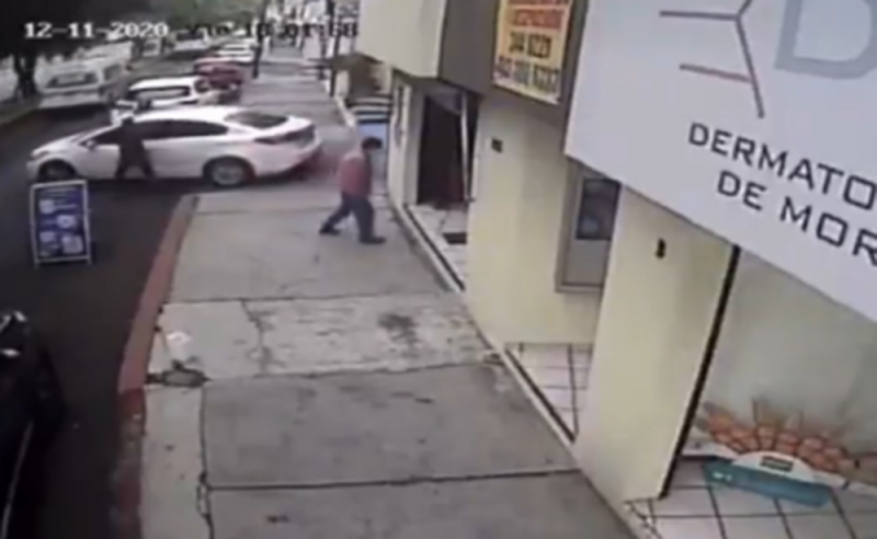 Sujeto se pone listo y escapa de asalto en Michoacán; luego mete reversa y atropella a los ladrones