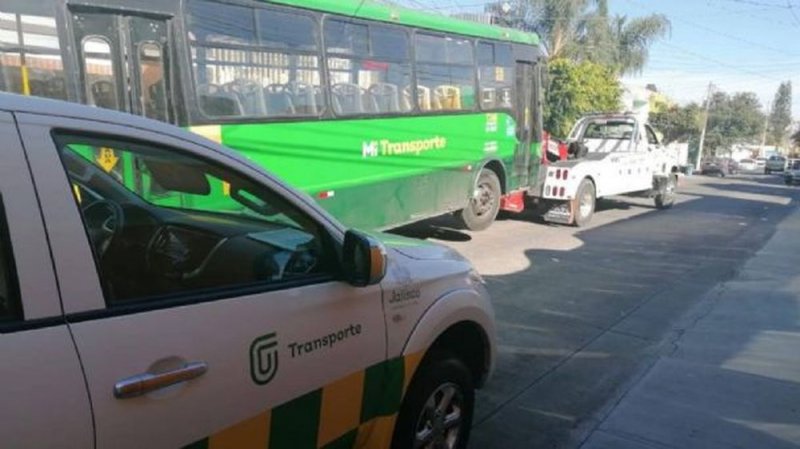 Chófer que agredió a conductor por pedirle que no tirara basura en la calle se queda sin licencia