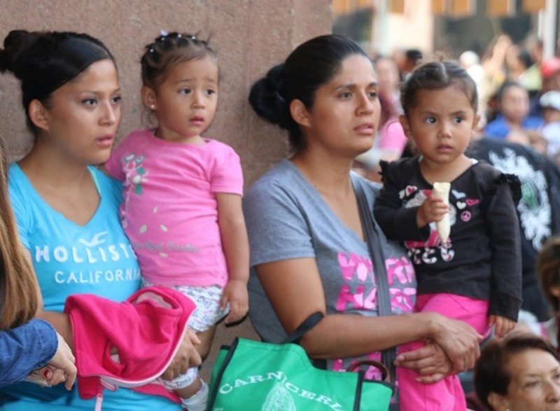 Ofrece AMLO ayuda de MIL 600 pesos a madres o padres solteros para el cuidado de sus hijos