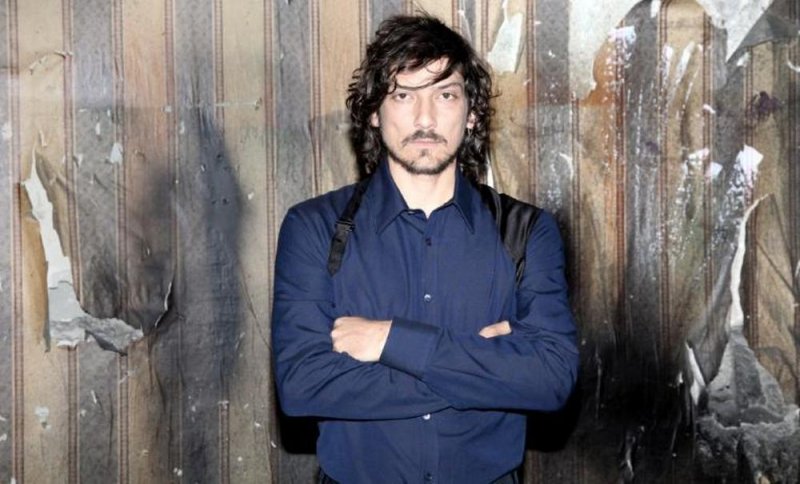 Twitter no perdona a León Larregui y le suspenden su cuenta por polémico mensaje: “No se vacunen”