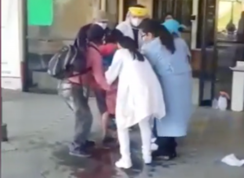 Mujer da a luz afuera de un hospital en Oaxaca y su bebé cae al piso (VIDEO)