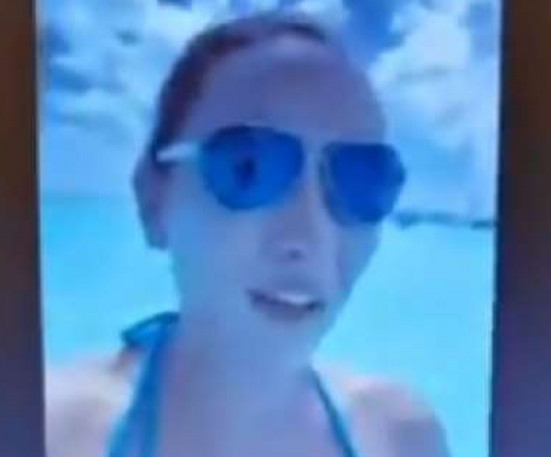 Alumna sorprende a clase y profesor tomar clase en línea en bikini y desde la playa