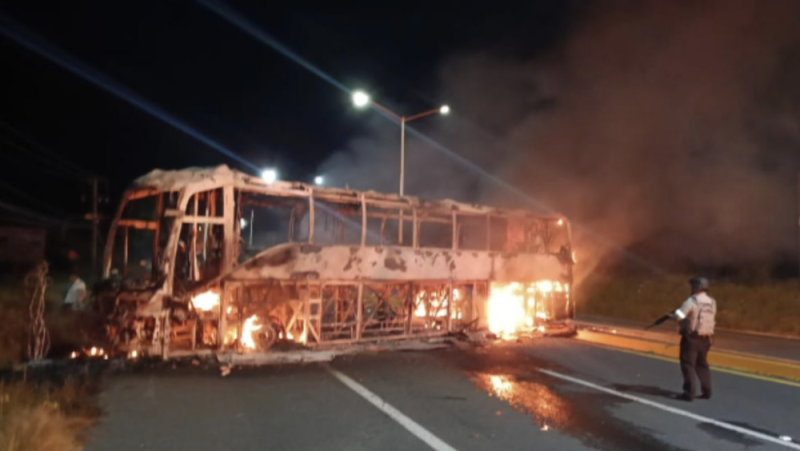 Zacatecas amanece con bloqueos carreteros y quema de vehículos