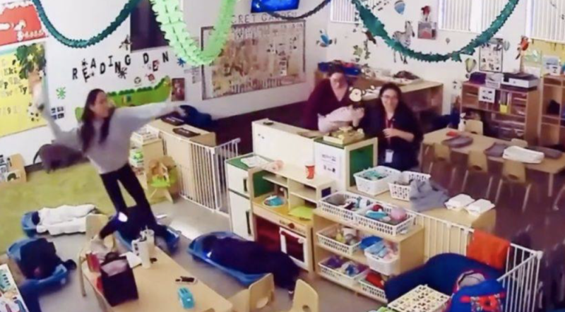 Niña acusa a su maestra de golp3arl4 con un zapato en la oreja, trabajadoras se burlaron 