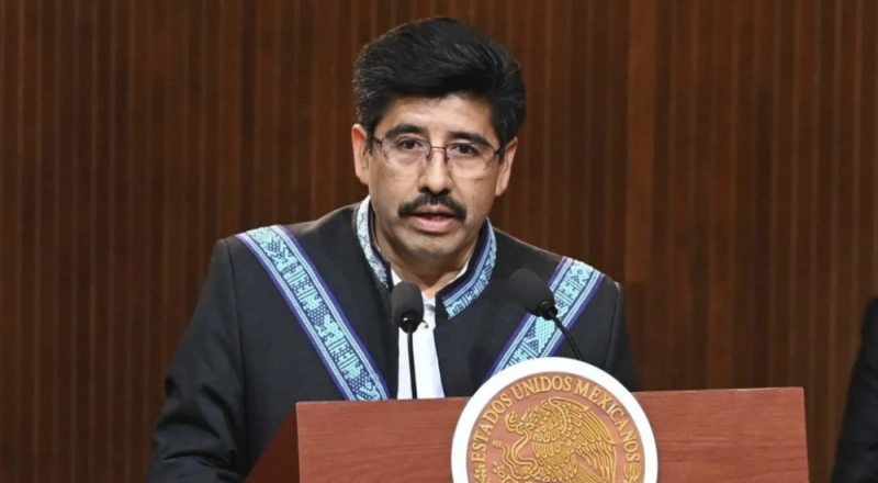 Hugo Aguilar ofrece disculpa a funcionaria que limpió sus zapatos