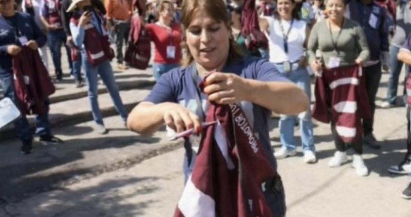 Guías turísticos de Tequila destruyen chalecos de Morena, alcalde los obligaba a usarlos 