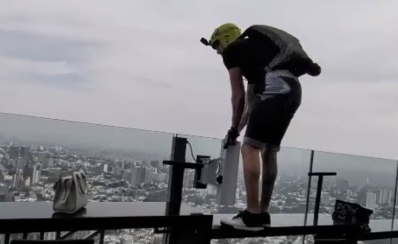 Guadalajara clausura terraza del Hotel Riu por paracaidista 