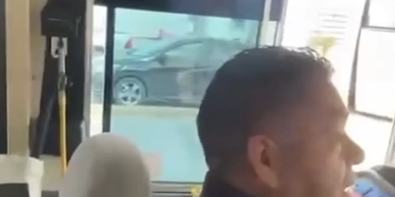 Chofer le niega descuento a estudiante por ir a una escuela privada y lo multan con 11 mil pesos