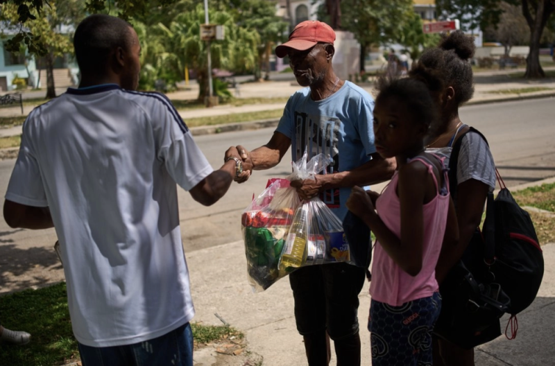  Cubanos agradecen el reparto de alimentos enviados por México a Cuba