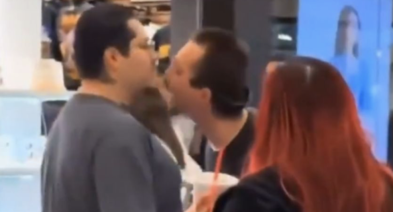 “Vamos mexicano pelea”: Se burla de migrante, lo reta y termina noqueado (Video)