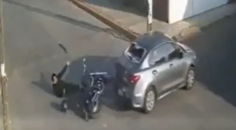 Riña vial termina mal: Motociclista reclama a conductor y termina siendo atropell4do 