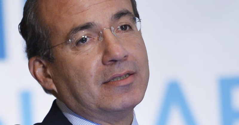 Estatua de Felipe Calderón seguirá arrumbada en el piso en Los Pinos por esta razón 