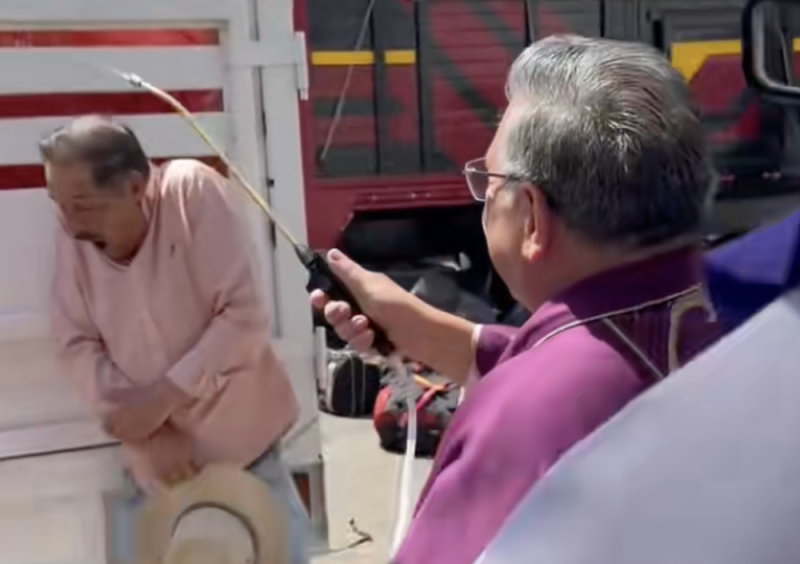 “Esto no es una bendición, ya es una fumigación”: Padre se vuelve viral por bendecir a feligreses
