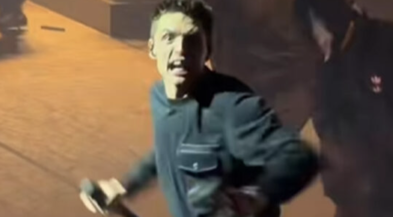 publicaciones/Señalan a Peso Pluma por su extraño comportamiento durante su concierto