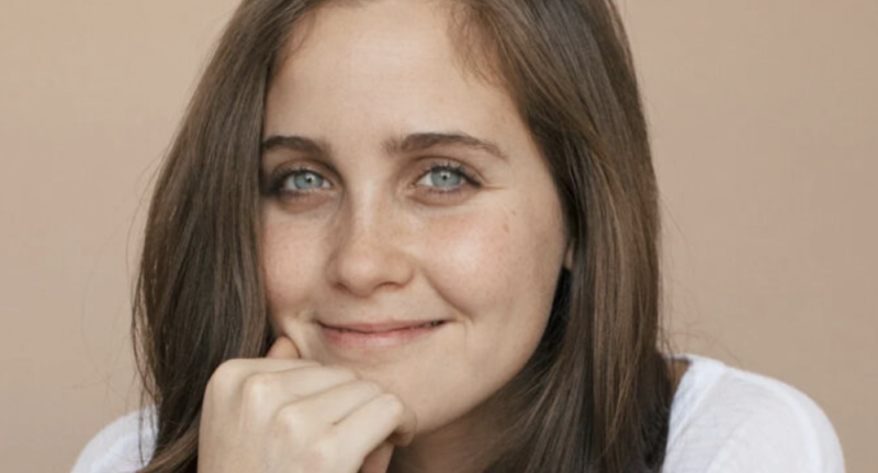  Natasha Dupeyrón rompe en llanto y denuncia que Viva Aerobus le impidió viajar con su perroy