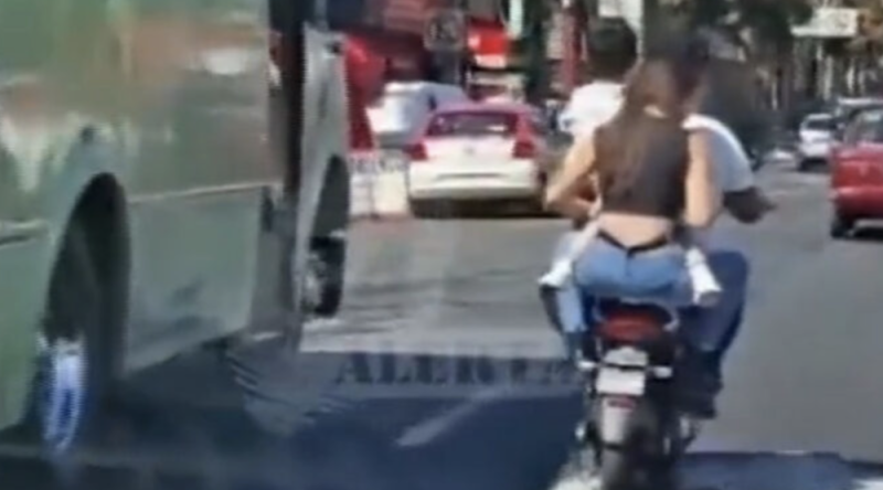 ¡Indignación total! Captan a familia viajando en moto eléctrica con dos niños sin protección 