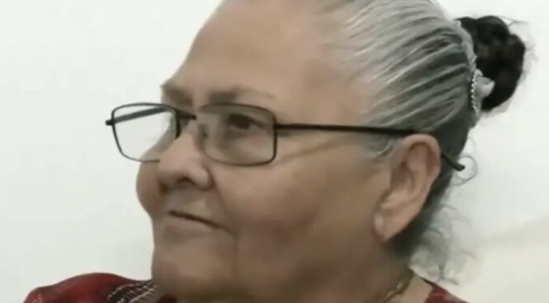 Con brazalete, así se encuentra Doña Carlota en prisión domiciliaria