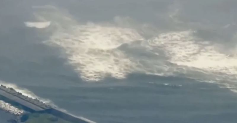 publicaciones/Primeras imágenes de las olas del tsunami golpeando la costa de Japón tras fuerte terremoto de 7.4