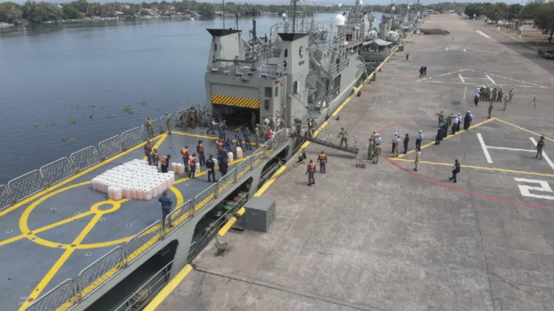 Semar asegura embarcación con más de 100 bidones de hidrocarburo en costas de Michoacán